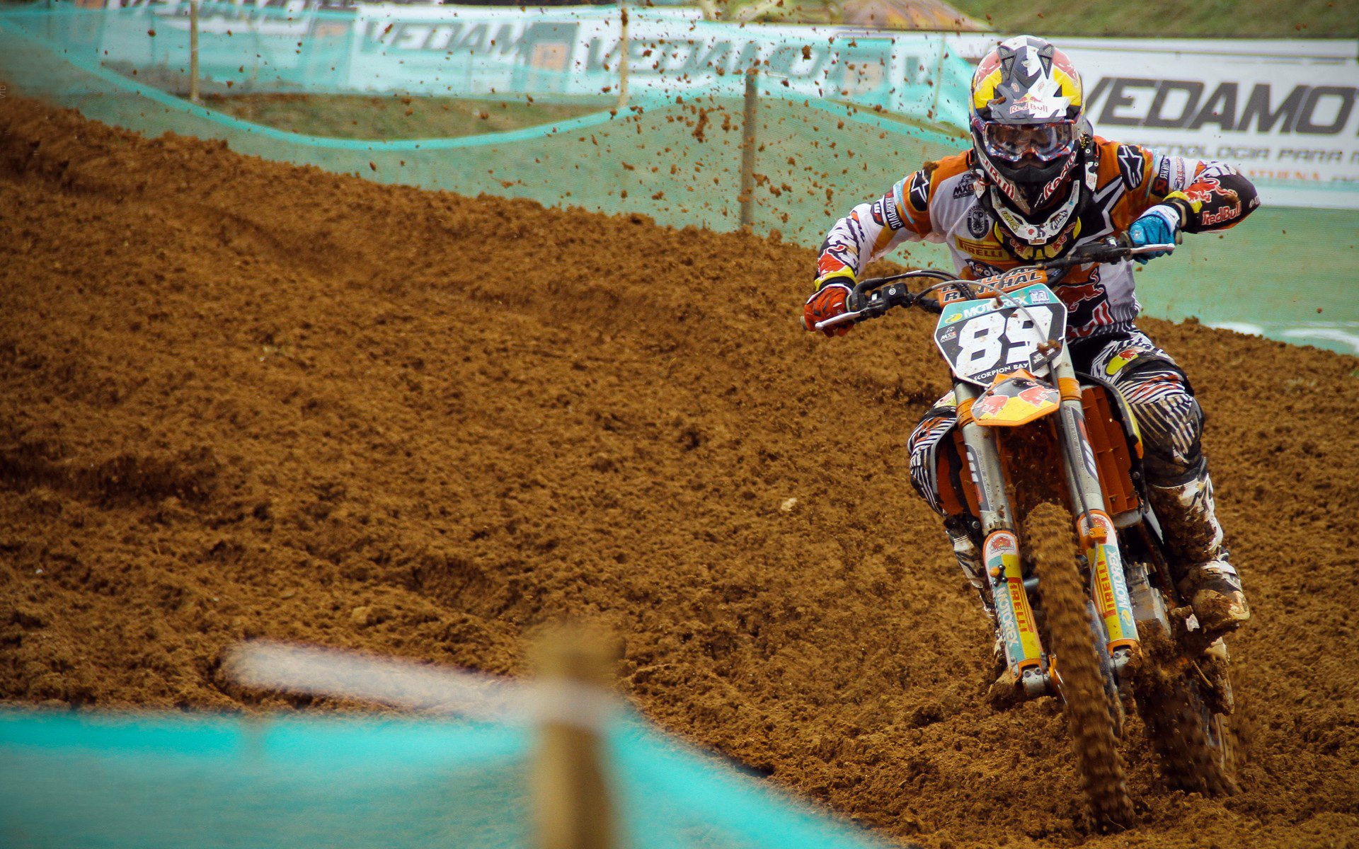 掘金主力中锋全场抢下十七个篮板主导禁区，掘金主力球员